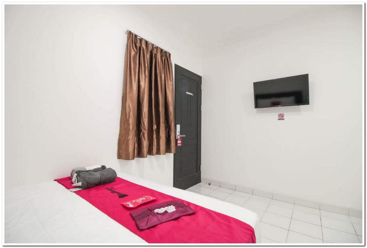 Готель Reddoorz @ Ruko Itc Roxy Mas Джакарта Екстер'єр фото