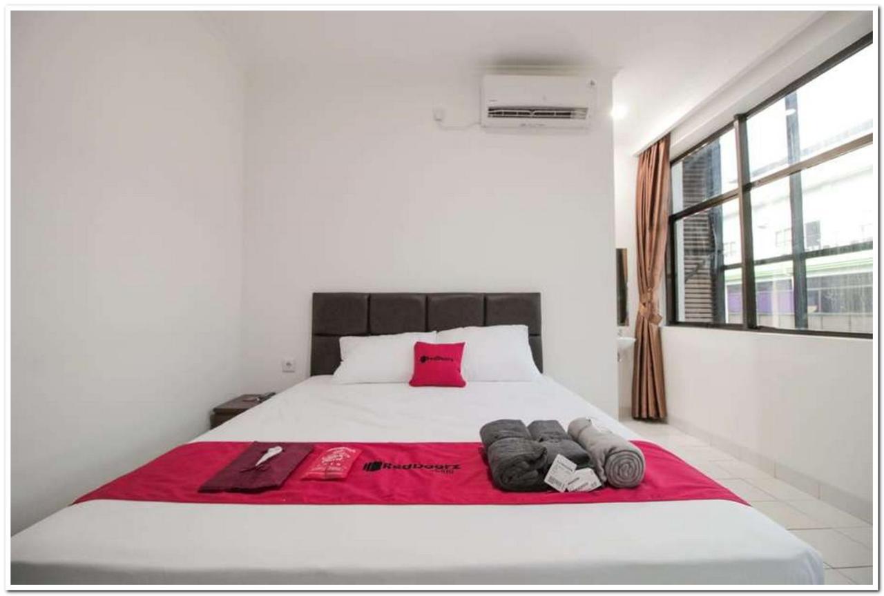 Готель Reddoorz @ Ruko Itc Roxy Mas Джакарта Екстер'єр фото